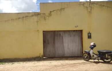 Imagem: A casa possui 2 Dormitórios, 1 Banheiro, 2 Vagas na garagem