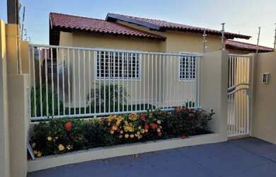 Imagem: A casa possui 3 Dormitórios, 3 Banheiros, 2 Vagas na garagem