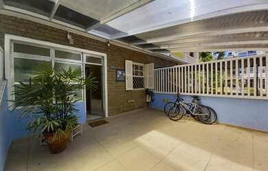 Imagem: A casa possui 2 Dormitórios, 1 Banheiro, 2 Vagas na garagem