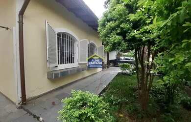 Imagem: A casa possui 5 Dormitórios, 3 Banheiros, 3 Vagas na garagem