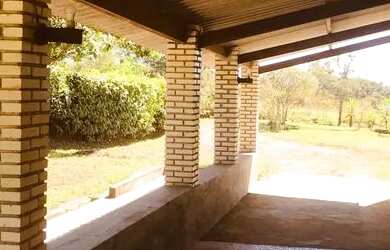 Imagem: A casa possui 3 Dormitórios, 2 Banheiros, 1 Vaga na garagem