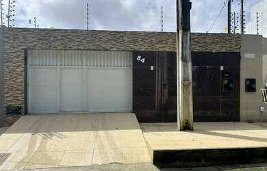 Imagem: A casa possui 3 Dormitórios, 2 Banheiros, 2 Vagas na garagem