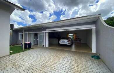 Imagem: A casa possui 3 Dormitórios, 1 Banheiro, 1 Vaga na garagem