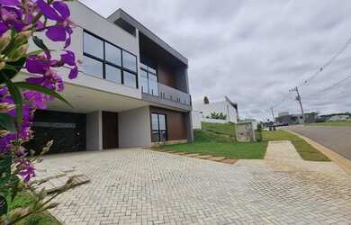 Imagem: A casa em condomínio possui 4 Dormitórios, 5 Banheiros, 4