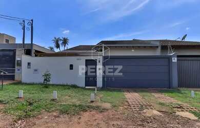 Imagem: A casa possui 3 Dormitórios, 3 Banheiros, 4 Vagas na garagem