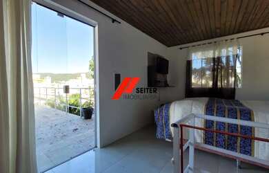 Imagem: A casa possui 3 Dormitórios, 3 Banheiros, 2 Vagas na garagem