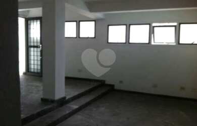 Imagem: O depósito possui 4 Vagas na garagem, 680m² de Área e está