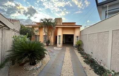 Imagem: A casa possui 3 Dormitórios, 3 Banheiros, 3 Vagas na garagem