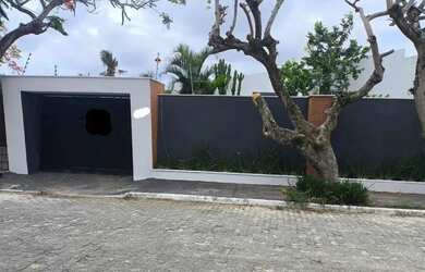 Imagem: A casa possui 4 Dormitórios, 3 Banheiros, 2 Vagas na garagem