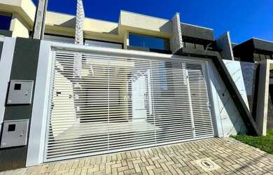 Imagem: A casa possui 3 Dormitórios, 2 Banheiros, 2 Vagas na garagem