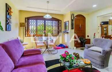 Imagem: A casa possui 4 Dormitórios, 3 Banheiros, 2 Vagas na garagem