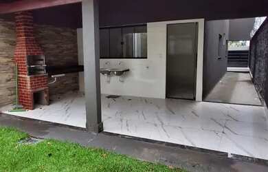 Imagem: A casa possui 3 Dormitórios, 2 Banheiros, 2 Vagas na garagem