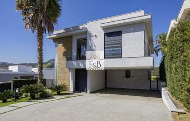 Imagem: A casa em condomínio possui 4 Dormitórios, 5 Banheiros, 4