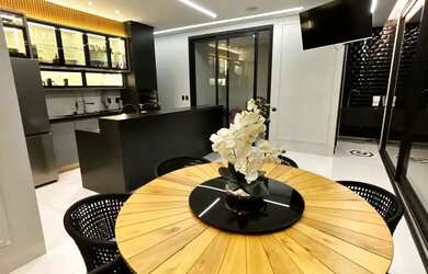 Imagem: A casa em condomínio possui 4 Dormitórios, 5 Banheiros, 3