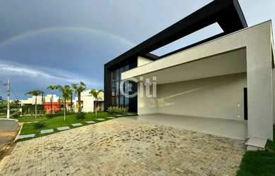 Imagem: A casa em condomínio possui 4 Dormitórios, 2 Banheiros, 4