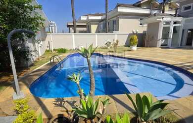 Imagem: A casa em condomínio possui 4 Dormitórios, 5 Banheiros, 4