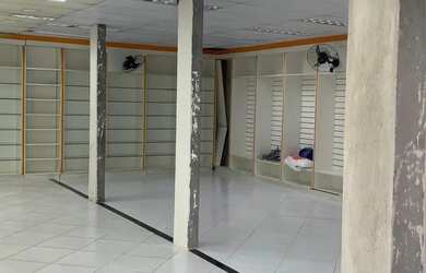 Imagem 2: Calçada, 200m2, mais mezaninos, lojas