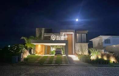 Imagem: A casa em condomínio possui 4 Dormitórios, 4 Banheiros, 550m²