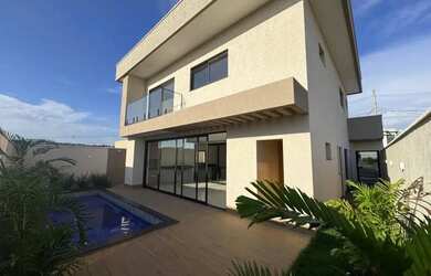 Imagem: A casa possui 4 Dormitórios, 4 Banheiros, 4 Vagas na garagem