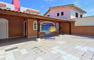 Imagem: A casa possui 3 Dormitórios, 4 Banheiros, 3 Vagas na garagem