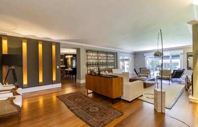 Imagem: A casa possui 4 Dormitórios, 5 Banheiros, 4 Vagas na garagem