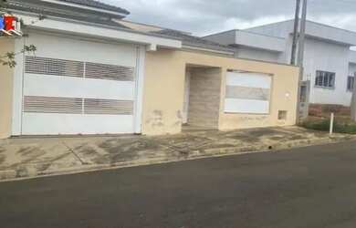 Imagem: A casa possui 3 Dormitórios, 1 Banheiro, 2 Vagas na garagem