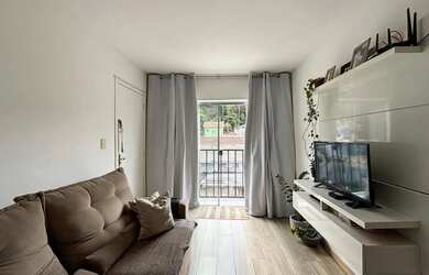 Imagem: O apartamento possui 2 Dormitórios, 1 Banheiro, 1 Vaga na garagem