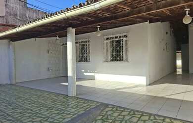 Imagem: A casa possui 2 Dormitórios, 1 Banheiro, 3 Vagas na garagem