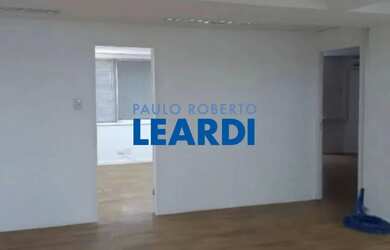 Imagem: O depósito possui 4 Vagas na garagem, 204m² de Área e está