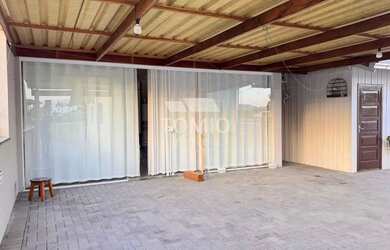 Imagem: A casa possui 2 Dormitórios, 1 Banheiro, 2 Vagas na garagem