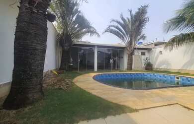 Imagem: A casa possui 3 Dormitórios, 3 Banheiros, 3 Vagas na garagem