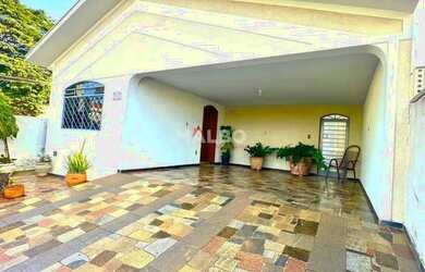 Imagem: A casa possui 4 Dormitórios, 3 Banheiros, 3 Vagas na garagem