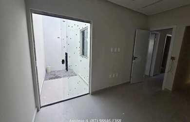 Imagem: A casa possui 3 Dormitórios, 2 Banheiros, 2 Vagas na garagem