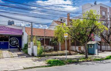 Imagem: A casa possui 4 Dormitórios, 4 Banheiros, 3 Vagas na garagem