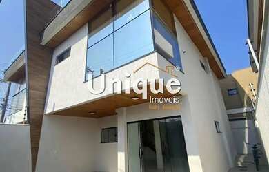 Imagem: A casa possui 4 Dormitórios, 3 Banheiros, 2 Vagas na garagem