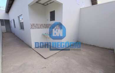 Imagem: A casa possui 2 Dormitórios, 1 Banheiro, 1 Vaga na garagem