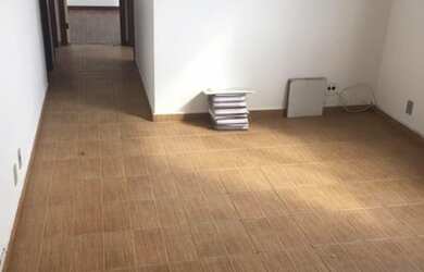 Imagem: O apartamento possui 3 Dormitórios, 1 Banheiro, 1 Vaga na garagem