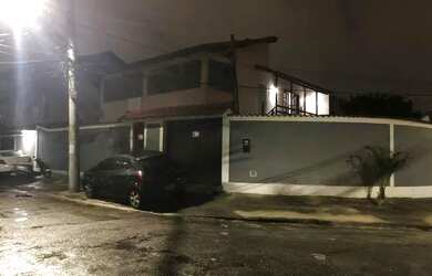 Imagem: A casa possui 4 Dormitórios, 5 Banheiros, 3 Vagas na garagem