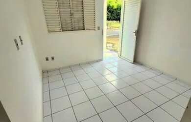 Imagem: A casa possui 2 Dormitórios, 1 Banheiro, 2 Vagas na garagem