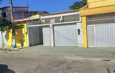 Imagem: A casa possui 4 Dormitórios, 1 Banheiro, 4 Vagas na garagem