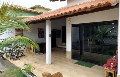 Imagem: A casa possui 3 Dormitórios, 3 Banheiros, 2 Vagas na garagem