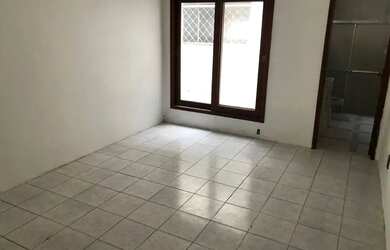 Imagem: A casa possui 3 Dormitórios, 2 Banheiros, 1 Vaga na garagem