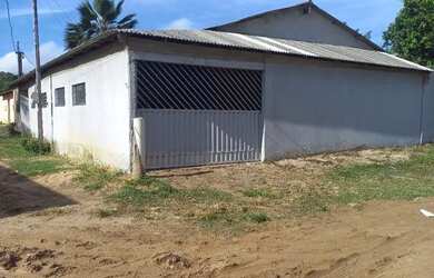 Imagem: A casa possui 3 Dormitórios, 2 Banheiros, 2 Vagas na garagem