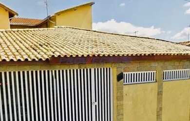 Imagem: A casa possui 4 Dormitórios, 3 Banheiros, 2 Vagas na garagem