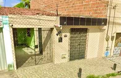 Imagem: A casa possui 3 Dormitórios, 2 Banheiros, 2 Vagas na garagem