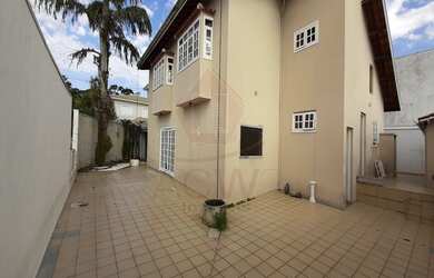 Imagem: A casa possui 2 Dormitórios, 3 Banheiros, 5 Vagas na garagem