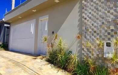 Imagem: A casa possui 3 Dormitórios, 2 Banheiros e 1 Vaga na garagem