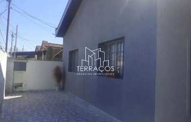 Imagem: A casa possui 4 Dormitórios, 3 Banheiros, 4 Vagas na garagem