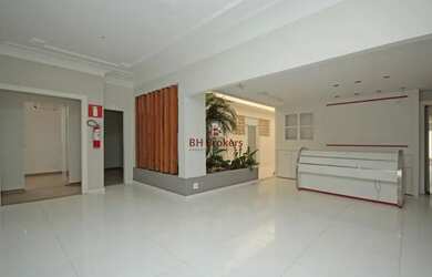 Imagem: A casa possui 4 Banheiros, 5 Vagas na garagem, 514m² de Área