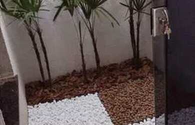 Imagem: A casa possui 3 Dormitórios, 2 Banheiros, 2 Vagas na garagem